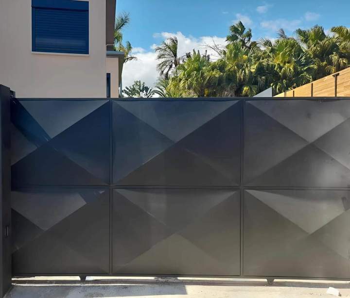 Installation et motorisation de portails électriques robustes